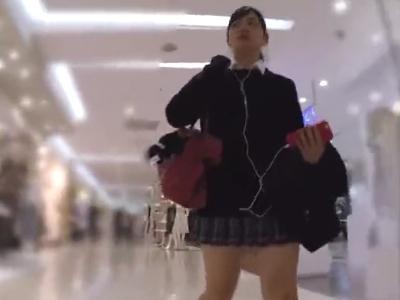 【逆さ撮り】『顔も姿も！』18歳JKくらいのロリ娘を全身付きで制服のミニスカを真下から接写でパンチラ盗撮した映像が流出？