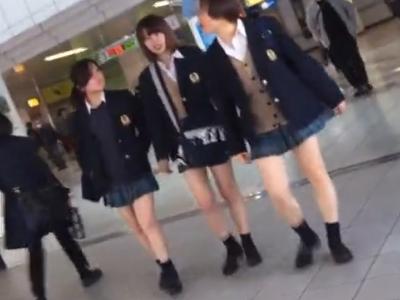 【逆さ撮り】『3人組のJKのパンチラをゲットｗ』ロリ顔の18歳くらいの女子校生の制服のミニスカを真下アングルで盗撮ｗ