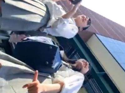 【逆さ撮り】『盗撮して声かけ！？』放課後に友達と買い物中の制服JKをローアングルでパンチラ盗撮→声かけして顔撮りｗ