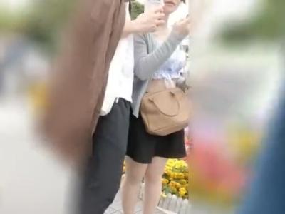 【逆さ撮り】『デート中にパンチラ盗撮でNTR気分ｗ』野外のイベントでデートしてるカップルの彼女をローアングルで隠し撮りｗ