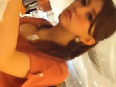【逆さ撮り】『S級のアイドル顔ｗ』美人のアパレル店員をローアングルでパンチラ盗撮＋上から胸チラ隠し撮り映像が投稿ｗ