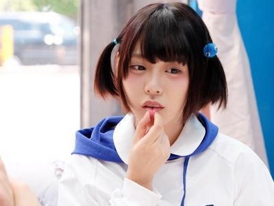 【マジックミラー号/素人ナンパ企画】『アイドル顔のロリ娘！』チョコのチンポ飴を舐めさせ羞恥プレイ＋フェラさせ着衣セックス