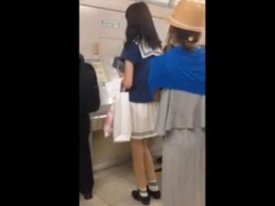 【逆さ撮り】『後ろ姿がそそるｗ』制服にも見える私服のJKをローアングルでパンチラ盗撮した映像が投稿され流出か？