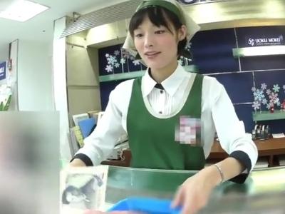 【逆さ撮り】『これはガチ…』有名盗撮師の逆さHEROがお菓子屋のショップ店員をレジから出させて真下から接写パンチラ盗撮ｗ