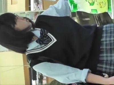 【逆さ撮り】『この地味娘のパンツは何色ー？』18歳JKくらいの制服のメガネ娘を顔付きでパンチラ盗撮した映像が投稿し流出？