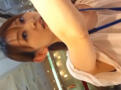 【逆さ撮り】『この娘のパンツは見とけｗ』アパレル店員に接客させ店内でパンチラ盗撮＋胸チラ盗撮した映像が投稿され流出か？