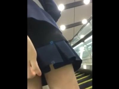 【逆さ撮り/スカートめくり】『これ逮捕だろｗ』素人の制服ロリJKをエスカレーターまで追跡しスカめく痴漢しパンチラ盗撮ｗ