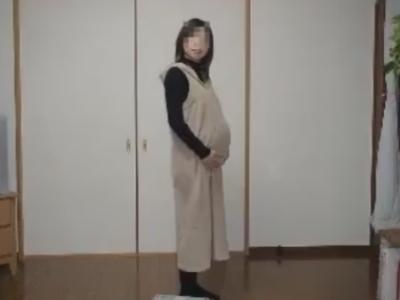 【個人撮影のガチ流出？】『ガチでヤバイやつ』妊娠中の人妻が他人棒を自宅で着衣フェラしてる不倫の映像が投稿か！？