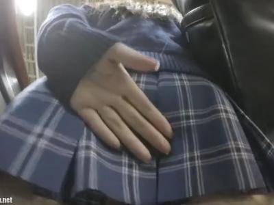 【逆さ撮り】『スカート抑えるの興奮するが撮るｗ』制服ロリJKがミニスカを抑えるがお構いなしにローアングルでパンチラ盗撮ｗ