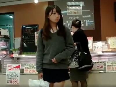 【逆さ撮り】『S級の美少女JKのパンチラ』18歳くらいの制服の女子校生が母親と買い物中にピンクのパンツを隠し撮り