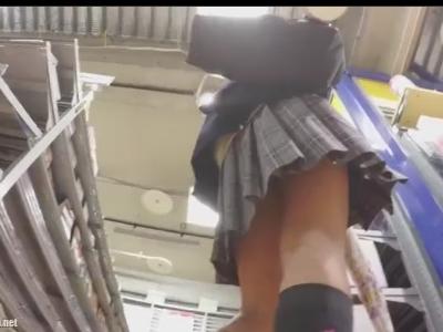 《逆さ撮り＋JK3名》『可愛いロリ顔も♪』18歳の制服の女子校生３人をストーカーしミニスカをパンチラ盗撮した映像が流出？