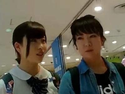 【逆さ撮り】『生理中か…？』S級に可愛い制服ロリJKをローアングルでパンチラ盗撮した映像が投稿され流出か？