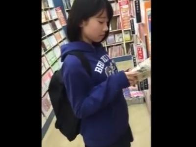 【JC逆さ撮り】『ロリ娘のパンチラをゲットｗ』JCに見える美少女のミニスカを真下から盗撮したら接写パンツをゲットｗ