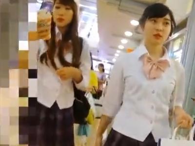【逆さ撮り/パンチラ盗撮】『SSS級に可愛いJK！』友達と一緒に居るアイドル顔の女子校生を真下アングルでパンツを隠し撮り