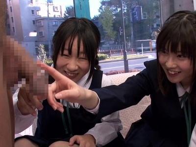 《マジックミラー号/素人ナンパ企画》『興味は…あります』田舎の修学旅行生の制服JCのロリ娘が友達の前で巨根とセックス！？