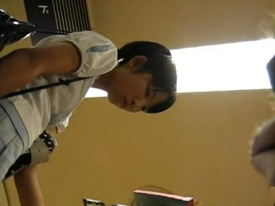 【逆さ撮り】『JCに見えるが何歳だ？』ロリ中学生に見える未成年の素人娘のミニスカを真下アングルからパンチラ盗撮した映像ｗ