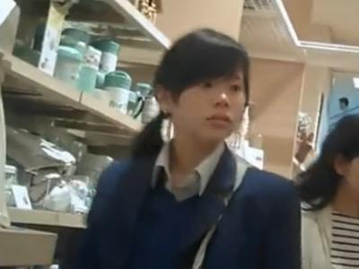 【逆さ撮り】『JCに見えるｗ』Loftで買い物中の複数のアウロリ素人娘たちをローアングルでパンチラ盗撮した映像が投稿か？