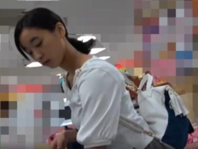 【逆さ撮り】『これは本物…』18歳JKくらいの素人ロリ娘のミニスカの中のサテンパンツをパンチラ盗撮した映像が流出か？