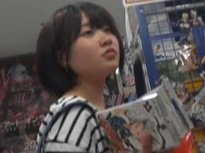 【逆さ撮り】『オタク少女のパンチラｗ』18歳くらいのロリJKが漫画の買い物中にミニスカのパンツを隠し撮りした映像が流出