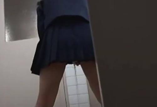 「ジョロジョロ〜〜〜」◆マジ放尿◆我慢できないよぉ！！！JKお漏らし盗撮映像