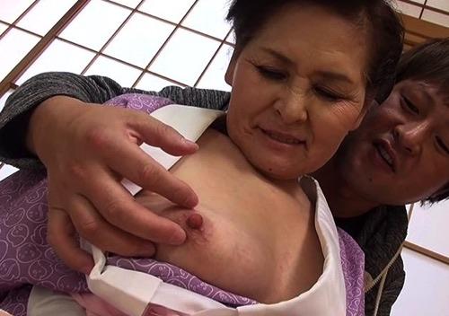 これ本物のおばあちゃんじゃん！！【71歳高齢熟女】乳首真っピンク♪ヌレヌレ感度良好♪孫のような男優に思わず赤面絶頂悶絶
