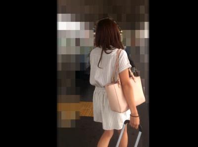 ガチ録痴漢撮影！！《個人流出》パンツに手を入れ生マ○コを弄ぶ！！グチュ〜ンとマン汁糸ひいちゃうじゃん〜ｗｗｗ狙われたら最後の常習犯の犯罪手口がヤバっ！！