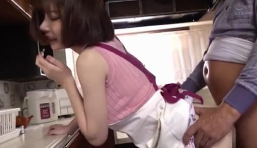 【狙われた若妻】夫の喫煙中を狙って自宅でパッコパコ「お義父さん♡だめえぇ〜♡」ガリ巨乳スレンダー人妻が孕んだお腹の子は変態キモオヤジ！？・・・ってありかよｗｗｗ