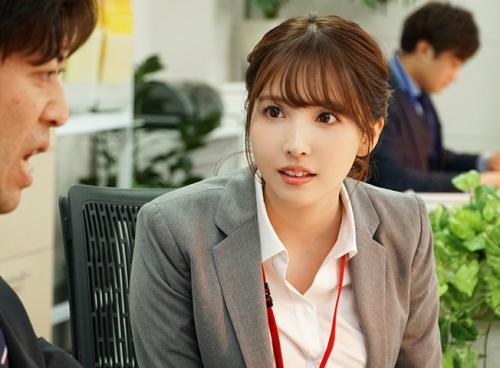 【三上悠亜】週末の夜のオフィスで美人部下の巨乳に貪りつく絶倫上司の徐々にエスカレートしていくセックス残業！