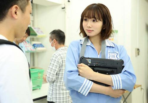 【穂高結花】満たされない人妻の禁断不倫SEX同じコンビニで働く男子大学生と汗だくで交わり続けた熱い夏！！