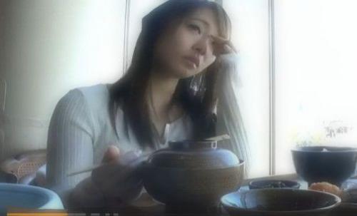 欲求不満な人妻は、初めて会った男の前で我を忘れ痴態を曝け出す！フェロモン出まくり欲しがってくる姿に我慢出来ずに生中出し！