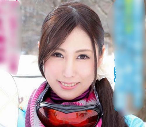 ＜MM号＞ミラー越しに彼氏がいるのに生チ○ポをクリに擦りつけられ我慢できずに人生初の中出しSEXを受け入れちゃう！！