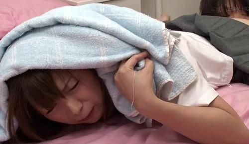 彼女だと思ってセクロスしていたらなんとお母さんだった！だって制服着ているんだもん！だけど熟女マ〇コも気持ちいい～！