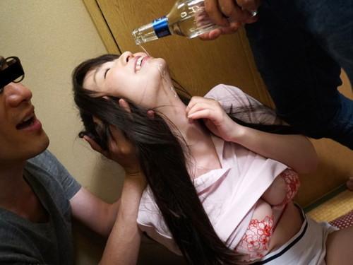 泥●酩酊状態で乱れまくる彼女の破廉恥な姿が映っていた。ハメられて笑顔でWピース。ゲスな寝取られ映像見せられて…ウツ勃起