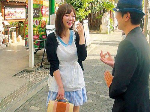 街行く素人お嬢さんにモテない男子のお悩み相談・Hのフリだからと素股をお願いし、そのままヌルヌルま●こにヌルりと挿入！