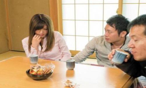 新しくできた義妹、一緒にコタツに入っている時妹がミニスカだったので手マンしてみた。案外感じてきたので本番から真正中出しへ