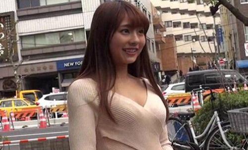 ＜人妻ナンパ＞初めて会った男の前で我を忘れ痴態を曝け出す！フェロモン出まくりで欲しがってくる姿態に我慢出来ずに生中出し！