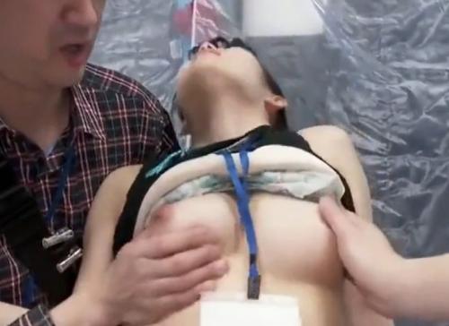 ＜MM号＞初MCをやる男優の練習のためにパイオツを揉まれ、中出しセックスをやらされる。股を開かざるを得ない。涙とマン汁！