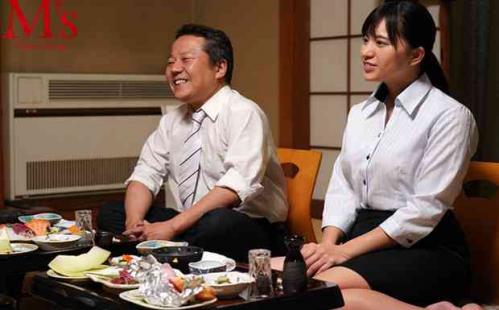 【根尾あかり】「もういっかいしますかぁ」あまったるい声で誘惑・・・出張先で若い裸体に反応してしまう