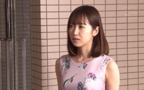 【篠田ゆう】鬼畜な隣人男は容赦ない垂直イラマチオで喉の奥深くまでガン突き！最後は根元まで咥え込ませた状態で喉奥射精！
