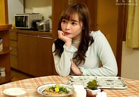 【小倉由菜】妻の留守に隣に住んでいる幼馴染が手伝いで来た！手伝いは家事におさまらず下の世話を焼いてくれ何回も中出しを！！