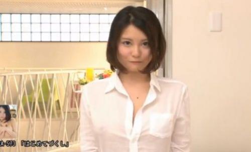 スタイル抜群SSS級美少女が男優にされるがままのエッチ！自慢の巨乳をたっぷりと揉まれデカチンにずんずん突かれ徐々に快感へ
