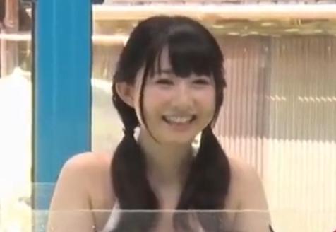 ＜マジックミラー号＞美乳なロリ彼女に生中出し！友達と来ていたのに素股させられ寝取られてしまった女子大生＜素人ナンパ＞