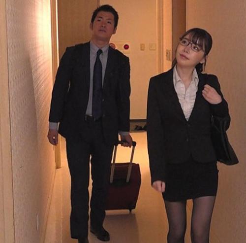 【深田えいみ】「この時期どこも一杯だから、しかたないでしょ！」出張先で女上司は僕の股間を弄りニヤリと魔性の笑みを浮かべた！