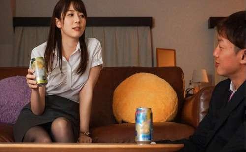僕の恋人が家で待ってるのに、 終電を逃がし気の強い同僚女子社員の家に泊まる流れに…【岬ななみ】