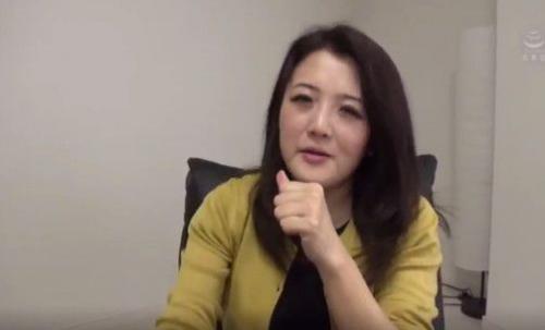 ＜熟女＞軽快トークで男たちを魅了！エロモードに酒を飲みながら感じまくって潮を吹きまくる！デカチン咥え込みオーガズム味わう
