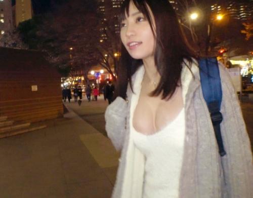 ＜素人＞谷間がパックリ開いた服装…思いっきり責められたいという願望ありありの変態美少女！はちきれんばかりのお胸！！