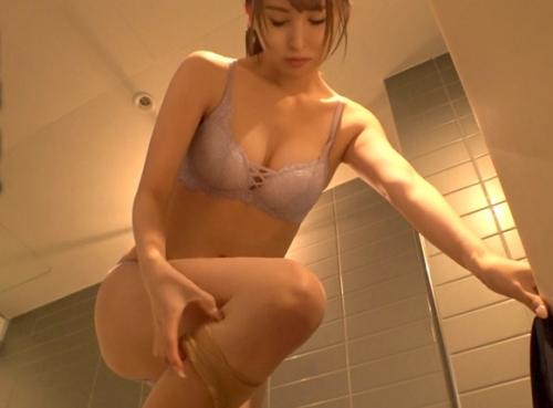 ＜素人＞モデル体型の部下と出張先のホテルで相部屋！喘ぎながらも騎乗位で腰を振り快楽に抵抗できずにイキ震える！！