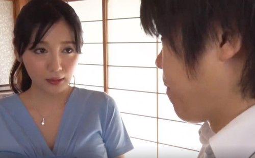 ＜近親相姦＞「お義母さんでいいの？」・スレンダーな身体に暴力的な爆乳おっぱいのお義母さんにので筆おろししてもらった！！
