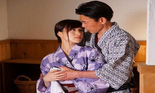＜相部屋寝取られ＞上司と出張先で確保できた部屋は1部屋だけ。結婚生活に疲れていたが、上司がまさかこんなに絶倫だったなんて