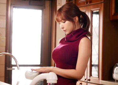 【三上悠亜】吐息で喘ぎマ〇コを濡らし旦那に隠れて部下のスローピストンに悶絶する！暴走する若妻の性欲…背徳のNTRドラマ！